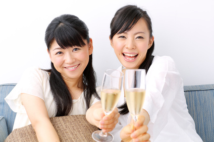 シャンパンを持つ女の子二人