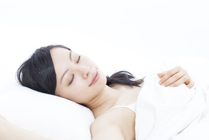 気持ちよさそうに寝ている女性