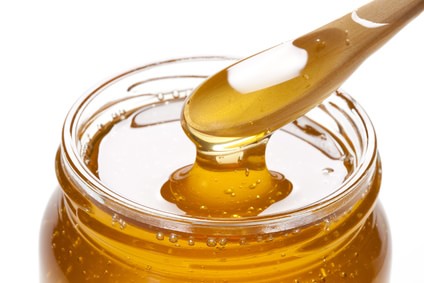 ハチミツをスプーンですくっている