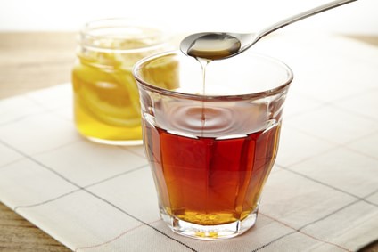 紅茶にハチミツを入れている