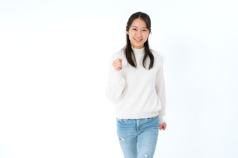 足踏みをする女性の写真