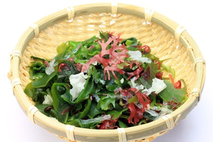 ざるに入った色々な海藻