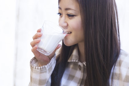 牛乳を飲む女性