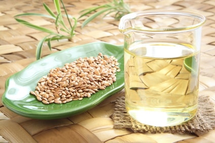 亜麻とコップに入った亜麻仁油