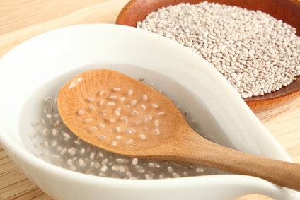 水で戻したチアシードをスプーンですくっている