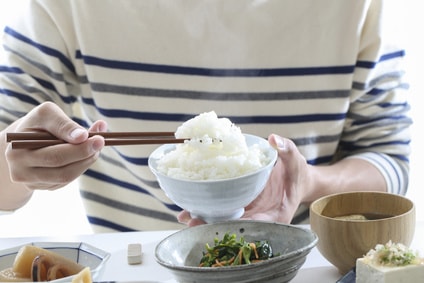 白米を箸で持つ