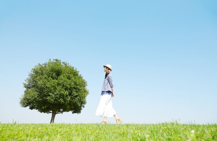 散歩をしている女性