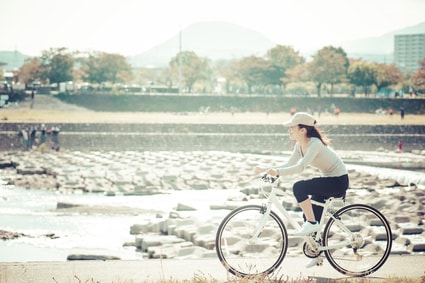 サイクリングをする女性