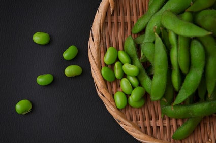 ざるに入った枝豆