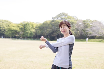 準備運動をしているミドル女性