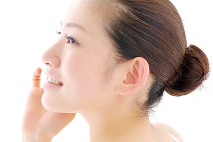 肌がキレイな女性の横顔