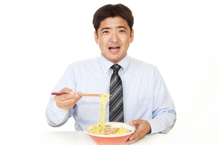ラーメンを食べる男性