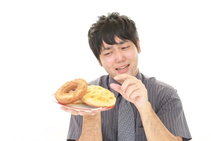 ドーナツを食べたい男性