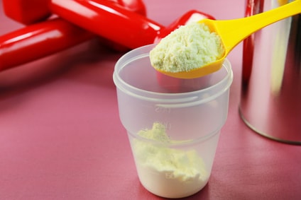 プロテインをシェイカーに入れる