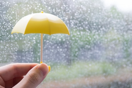 雨降りと小さい黄色い傘