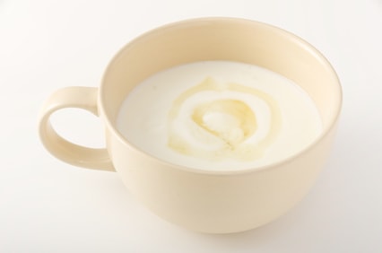 ヨーグルトにオリゴ糖を入れているコップ