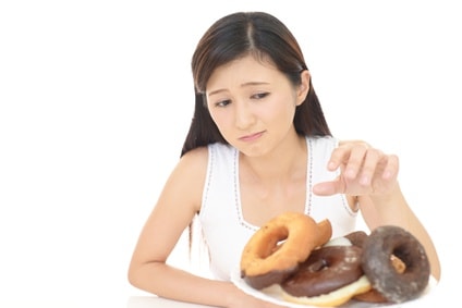 ドーナツを我慢する女性