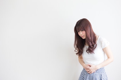 空腹を我慢している女性