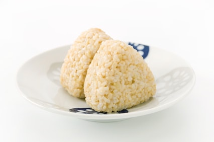 玄米のおにぎりが2つ