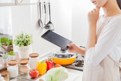 料理に悩んている女性