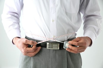 お腹周りをスケール計る男性