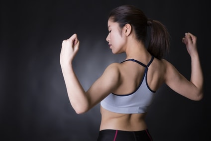 筋肉を見せる女性