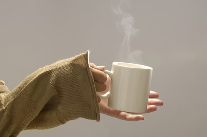 ホットミルクを持っている