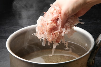 熱湯にかつお節を入れて出汁をとる