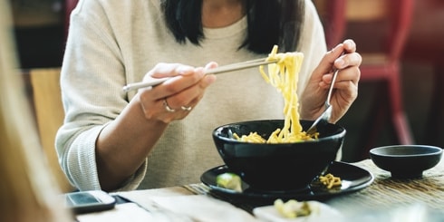 ラーメンを食べる女性