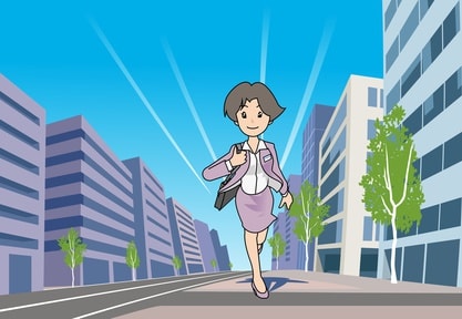 颯爽と歩く女性