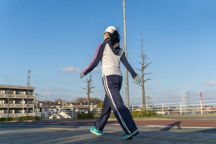 ウォーキングをしている女性