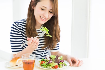 サラダを食べる女性