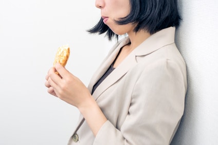 パンを食べる女性