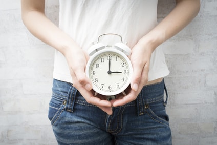 3時を指す時計を持っている