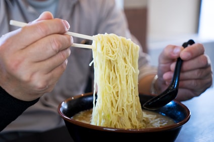 ラーメンを箸で大量にすくう