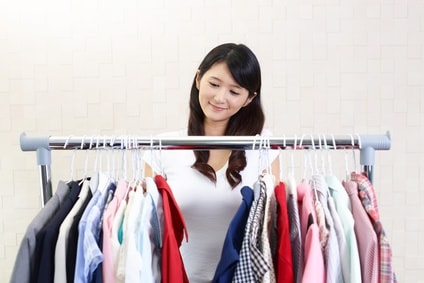 洋服を選ぶ女性
