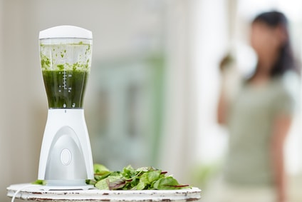 グリーンスムージーを使ったミキサーと女性