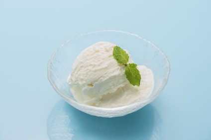 透明の皿に盛られたアイスクリーム