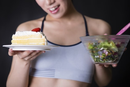 ケーキとサラダ