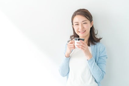 コーヒー　緑茶　女性　飲み物