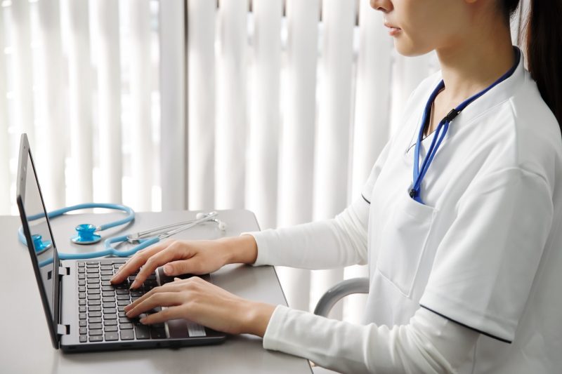 医師　パソコン
