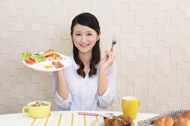 食事 女性